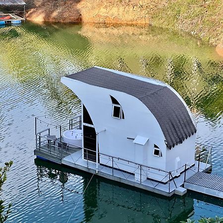 Готель Casa Flotante La Trinidad Гуатапе Екстер'єр фото
