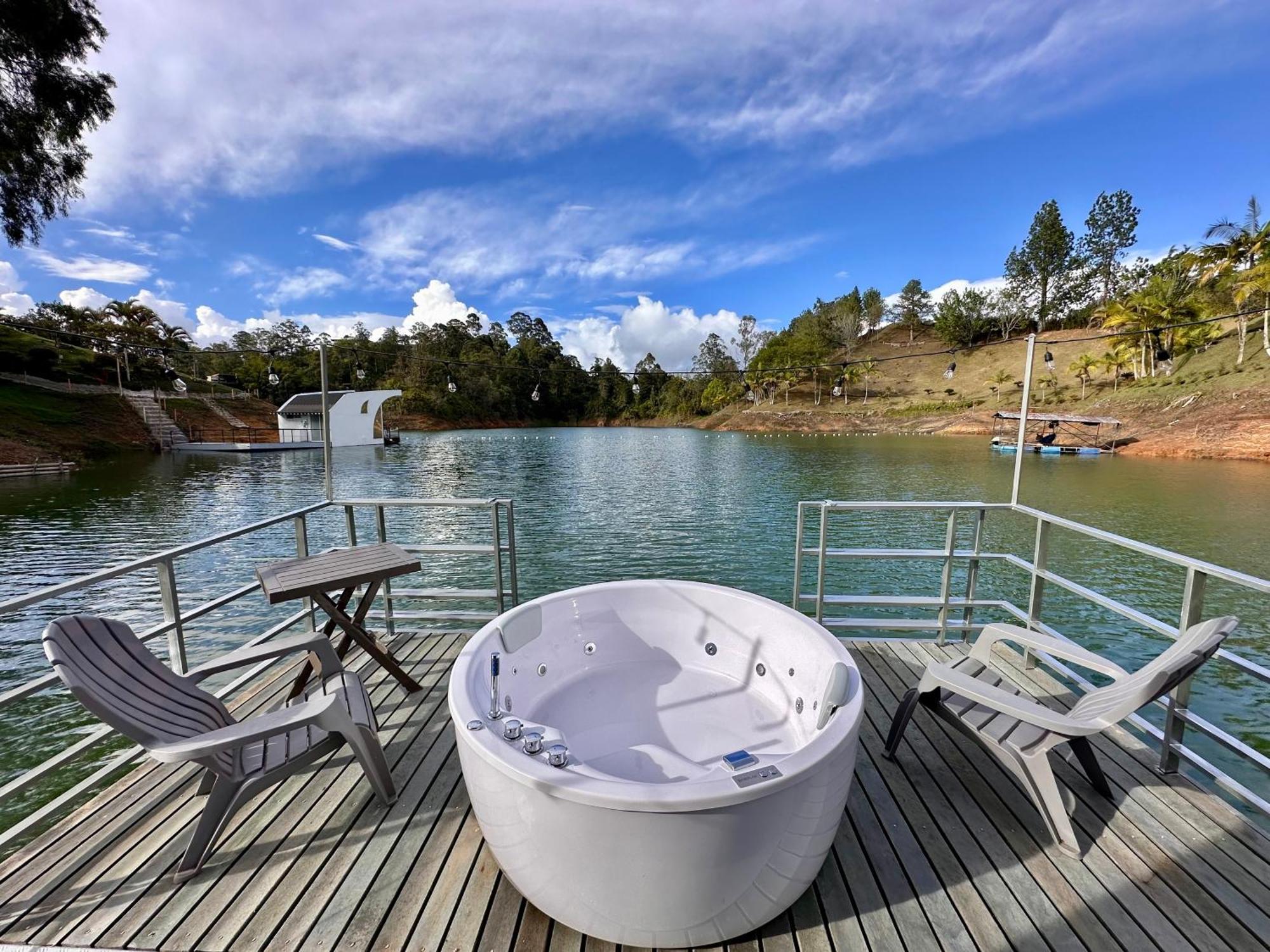 Готель Casa Flotante La Trinidad Гуатапе Екстер'єр фото